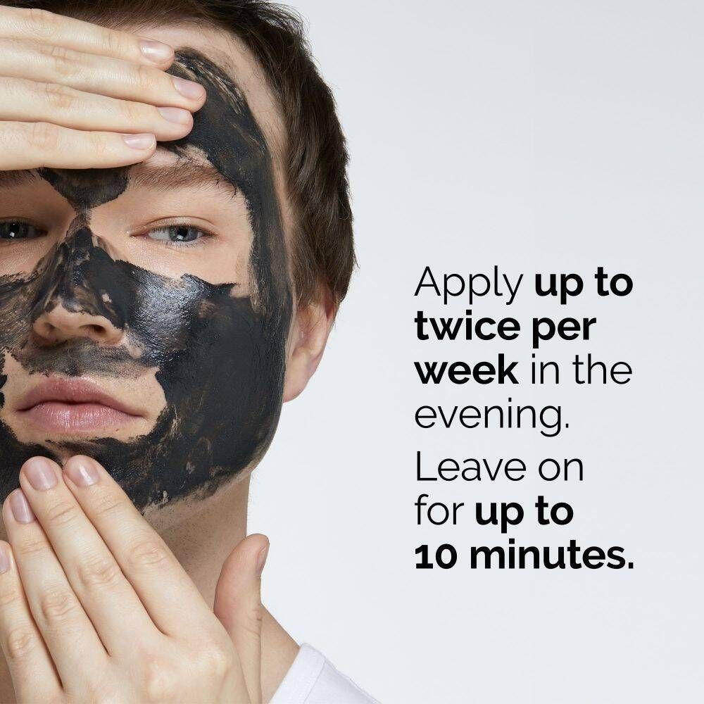 Mann mit The Ordinary Salicylic Acid 2% Maske im Gesicht.