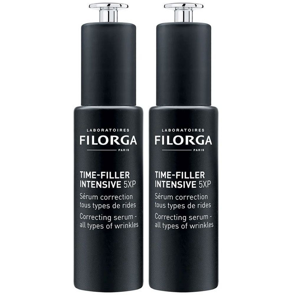 Twee flessen Filorga Time-Filler Intensive 5XP Sérum. Zwarte flessen met zilveren pomp. Productnaam en beschrijving.