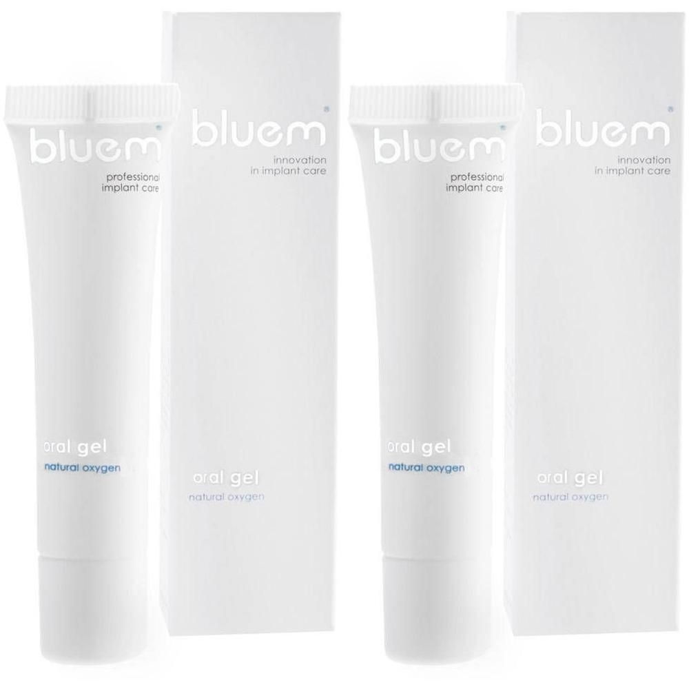 Zwei Tuben und Verpackungen von Blue® m Mundgel. Weiße Tuben mit blauem Schriftzug. Verpackungen mit blauem Logo.