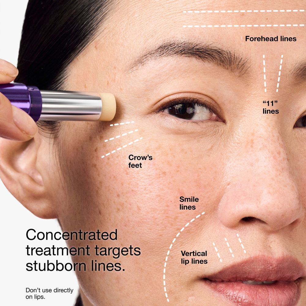 Nahaufnahme eines Gesichts mit eingezeichneten Linien. Der Stift wird auf die Haut aufgetragen. Text: "Konzentrierte Behandlung zielt auf hartnäckige Linien".