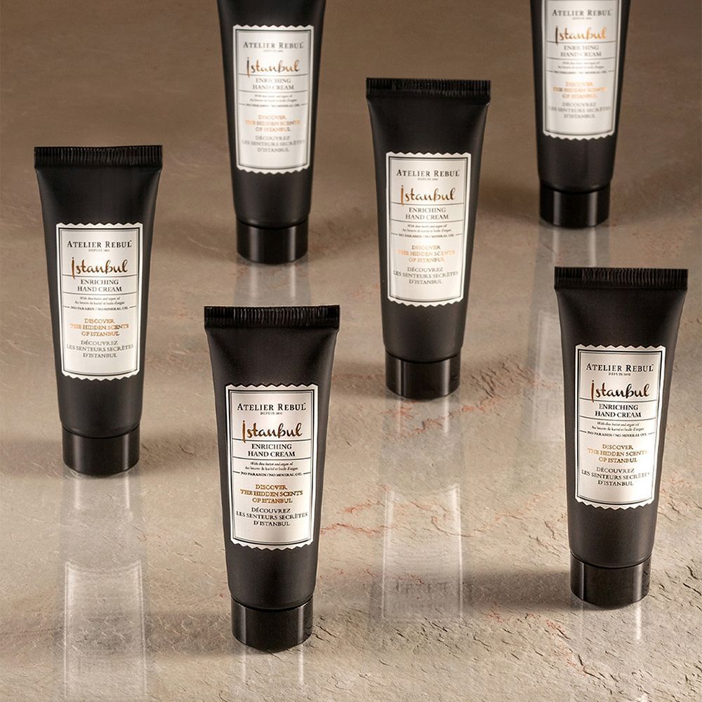 Sechs schwarze Tuben Handcreme mit Etikett 'Atelier Rebul Istanbul'.