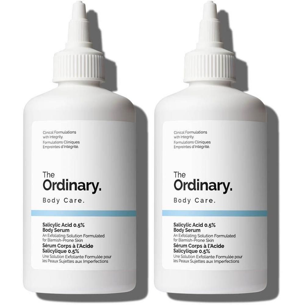 Zwei weiße Flaschen mit Dosierkappe. Aufschrift: The Ordinary Body Care, Salicylsäure 0,5 %.