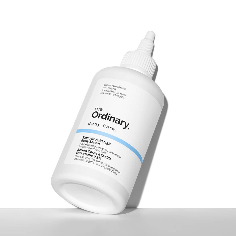 Weiße Flasche mit Dosierkappe. Aufschrift: The Ordinary Body Care, Salicylsäure 0,5 %.
