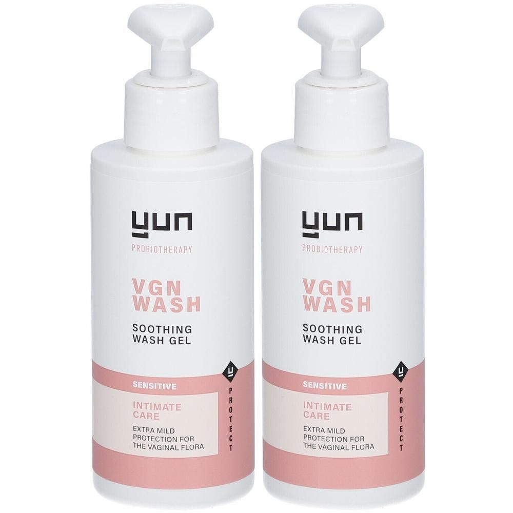 Zwei weiße Flaschen mit Dosierpumpen. Aufschrift: YUN, VGN WASH, Sensitive Intimreinigung. Rosa Etikett.