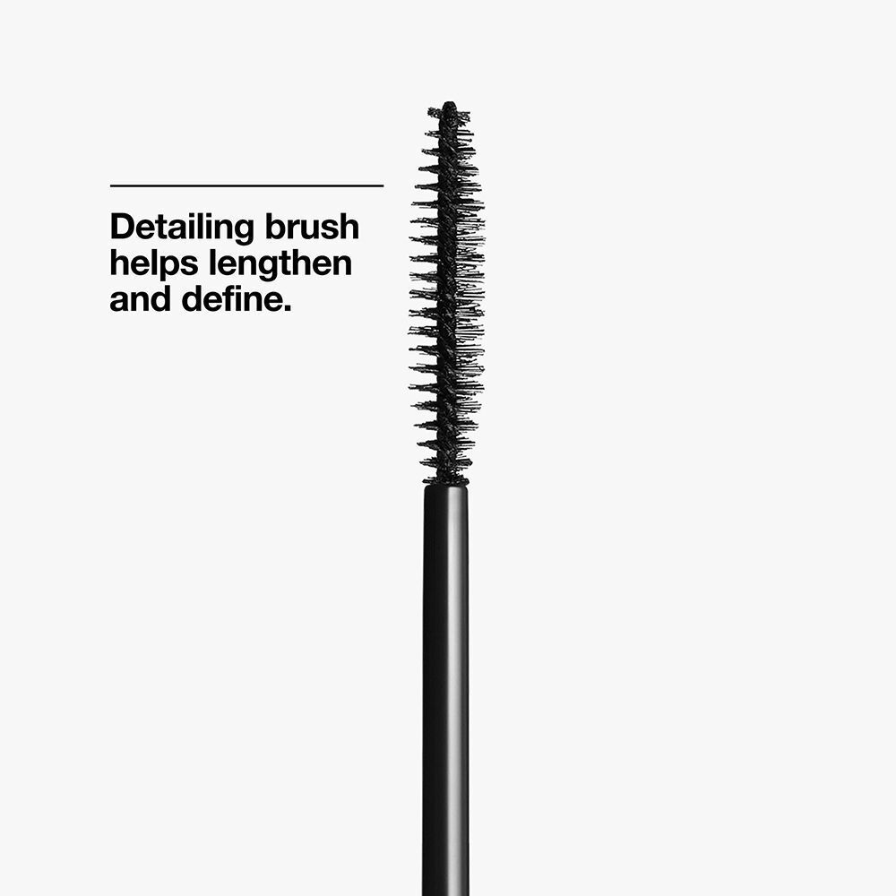 Nahaufnahme einer Mascara-Bürste. Text: Detailing brush helps lengthen and define.