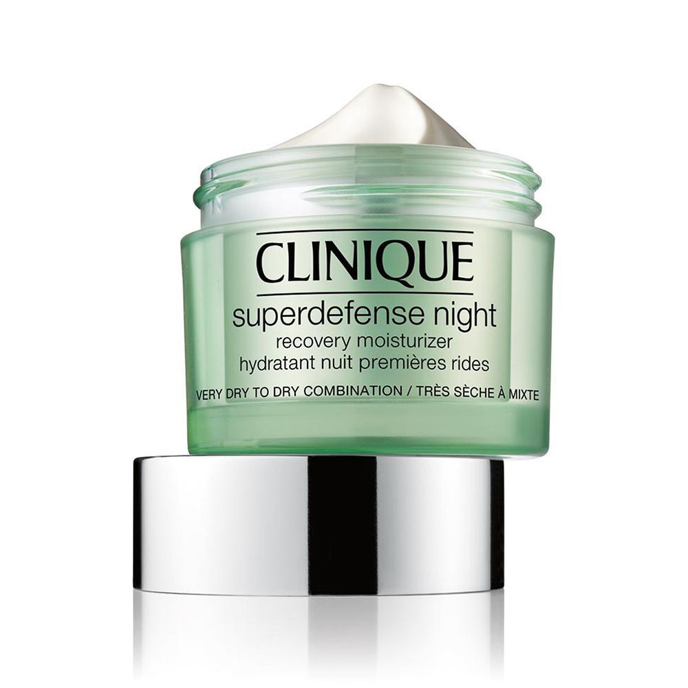 Grüner Tiegel mit silbernem Deckel, geöffnet. Aufschrift: Clinique Superdefense night, recovery moisturizer, hydratant nuit premières rides.