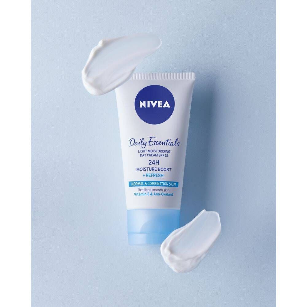 NIVEA Daily Essentials Crème de jour. Tube blanc avec bouchon bleu. Texte: Light Moisturising Day Cream SPF 15, 24H Moisture Boost + Refresh.