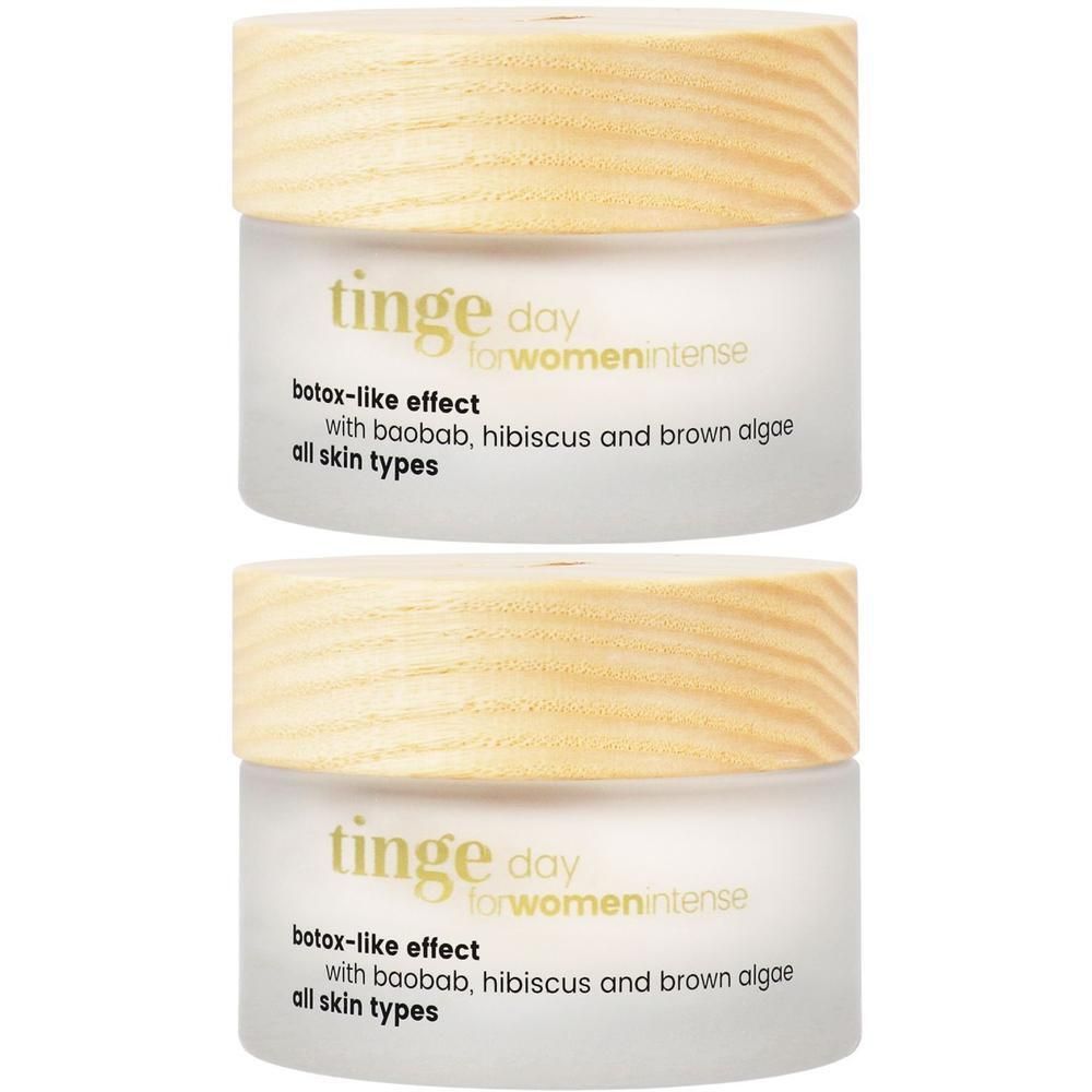 Zwei Tiegel Crème de Jour Intense. Weißes Glas, Holzdeckel. Aufschrift: Tinge, botox-like effect, für alle Hauttypen.