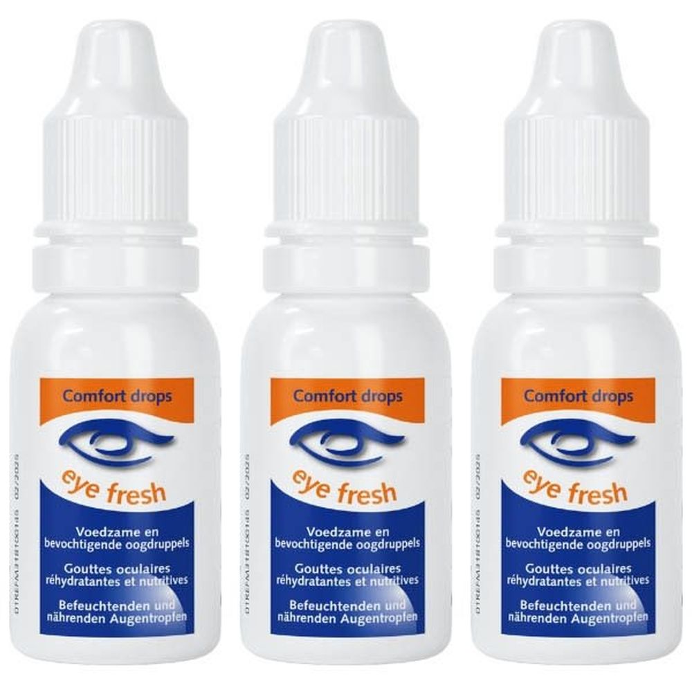 Trois flacons de gouttes oculaires Eye Fresh Comfort. Flacons blancs avec étiquette orange et texte bleu. Texte multilingue.