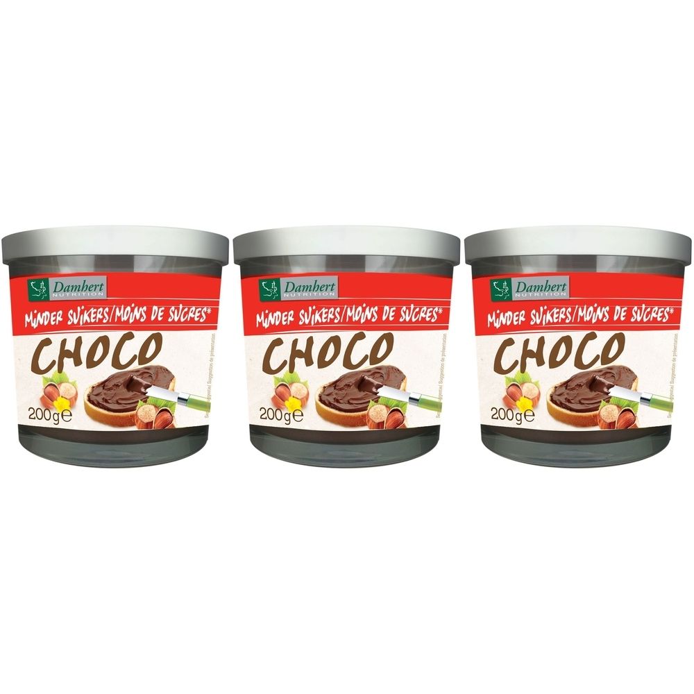 Drie potten chocolade-hazelnootpasta. Opschrift: MINDER SUIKERS/MOINS DE SUCRES. 200g. Afbeelding van brood met pasta en hazelnoten.