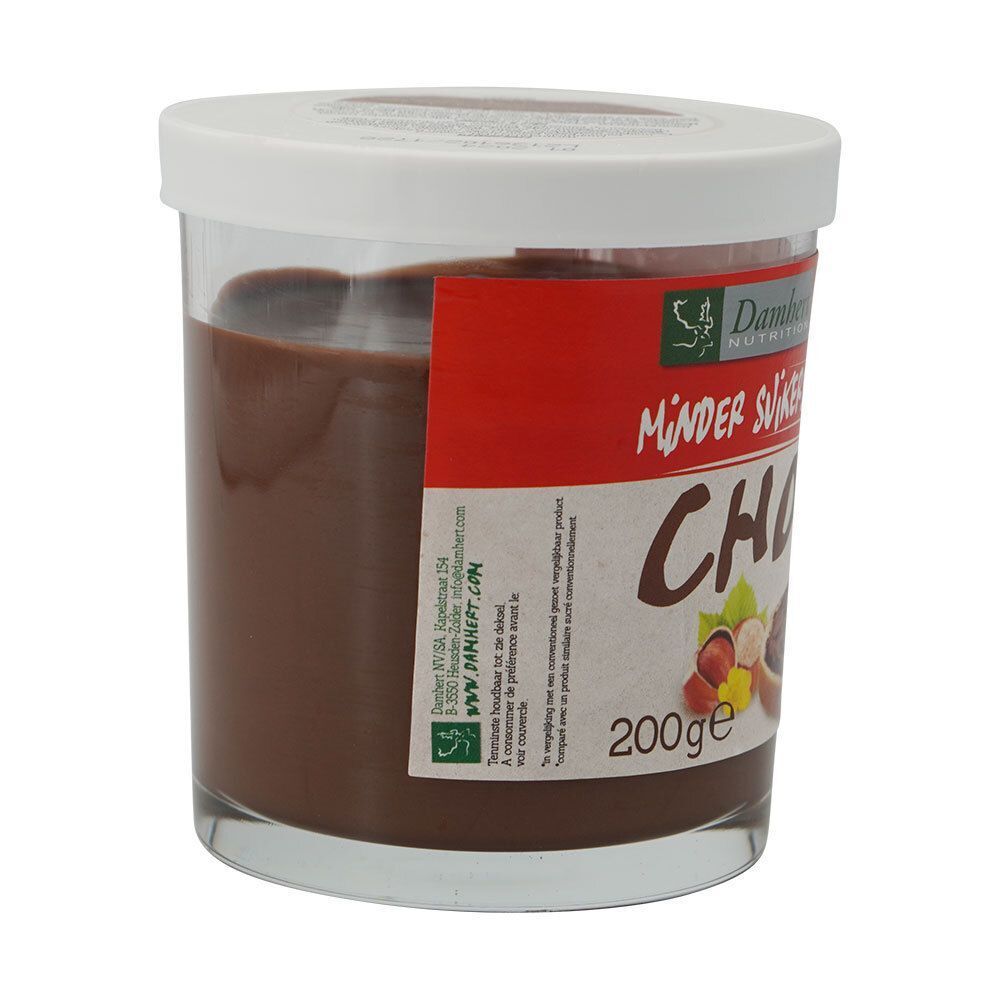 Pot chocolade-hazelnootpasta. Rode sticker met tekst. Opschrift: MINDER SUIKERS/MOINS DE SUCRES. 200g. Productnaam: CHOCO.