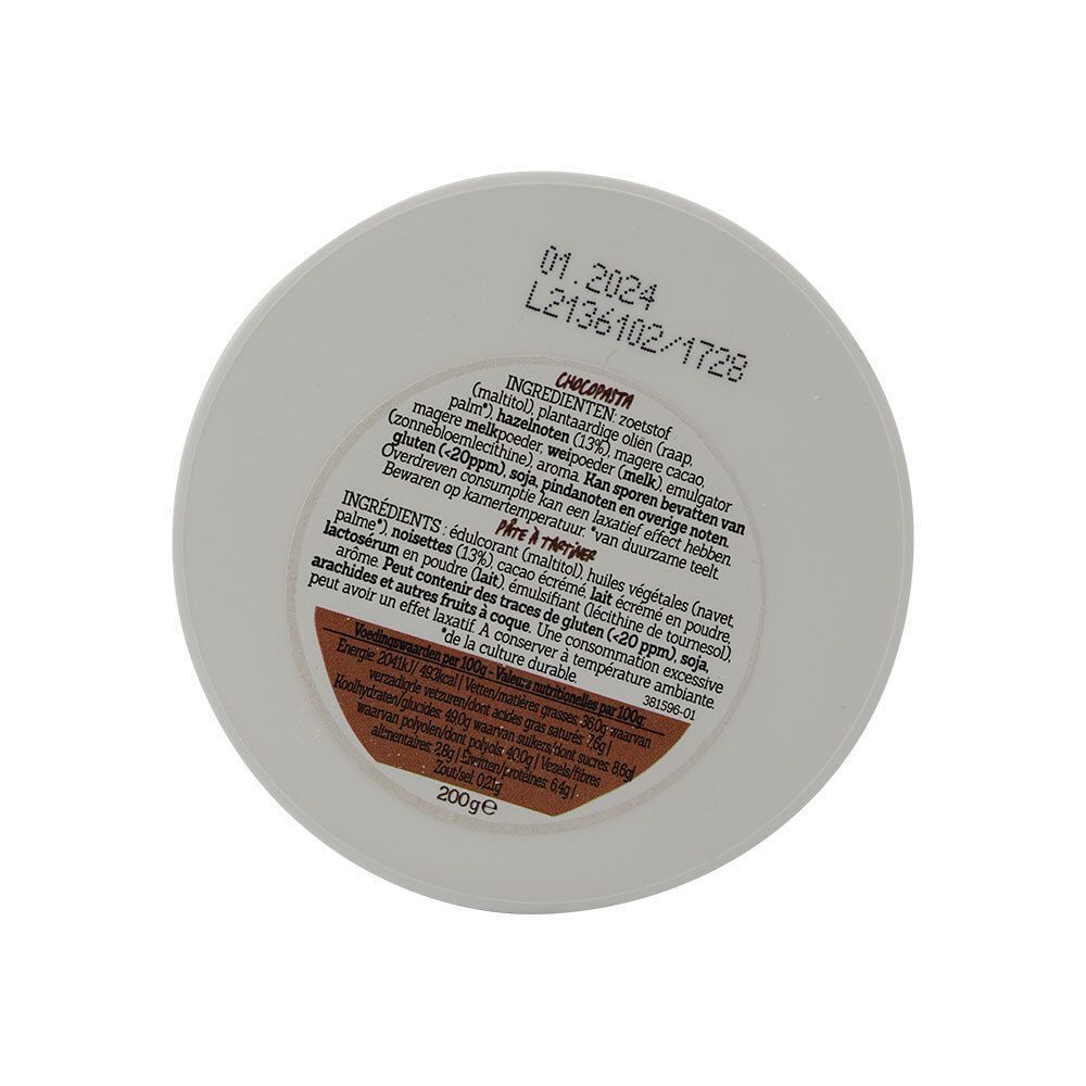 Deksel van een pot chocolade-hazelnootpasta. Opschrift: Ingrediënten. Ten minste houdbaar tot: 01.2024. Chargenummer. 200g.