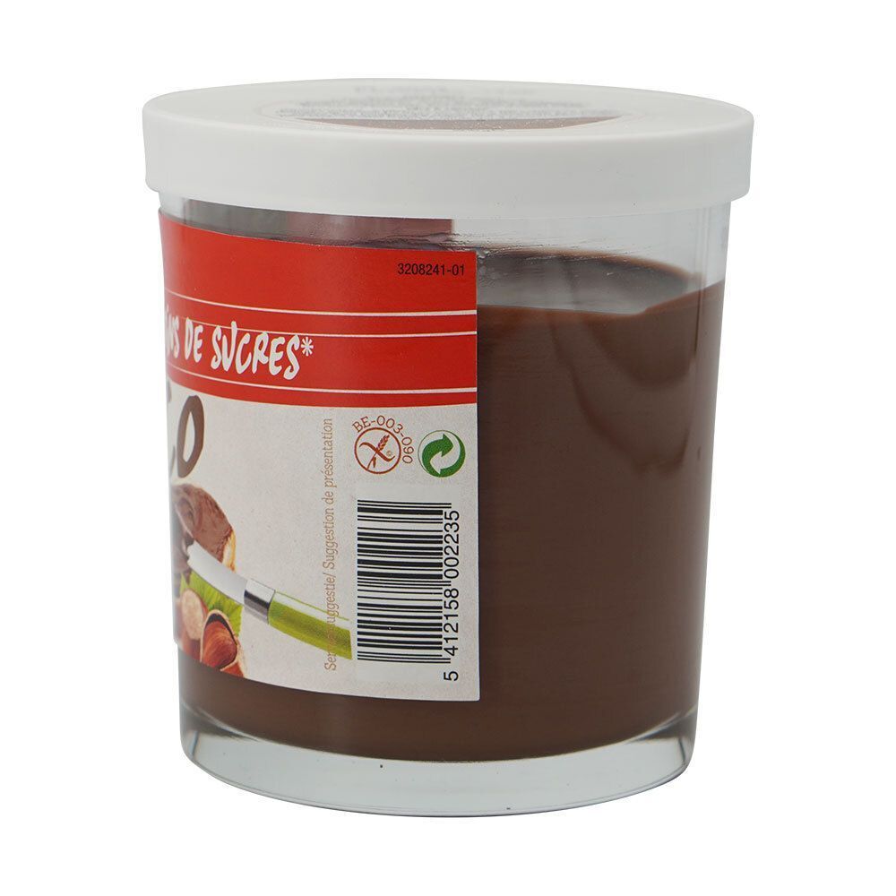 Pot chocolade-hazelnootpasta. Rode sticker met tekst. Opschrift: MINDER SUIKERS/MOINS DE SUCRES. Productnaam: CHOCO. Barcode.