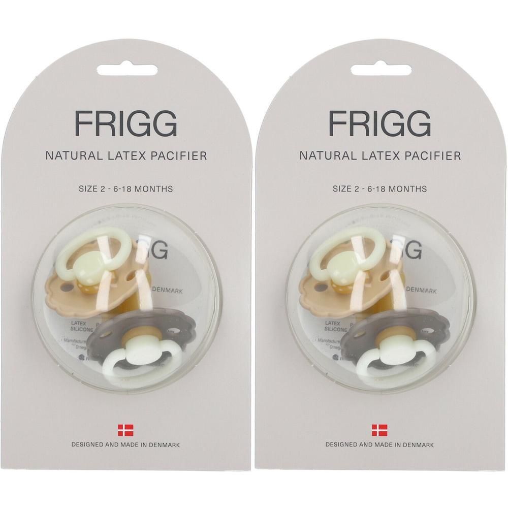 Zwei Packungen FRIGG Schnuller. Jede Packung enthält drei Schnuller in verschiedenen Farben. Sichtbar: Portobello, Croissant, und Nacht.