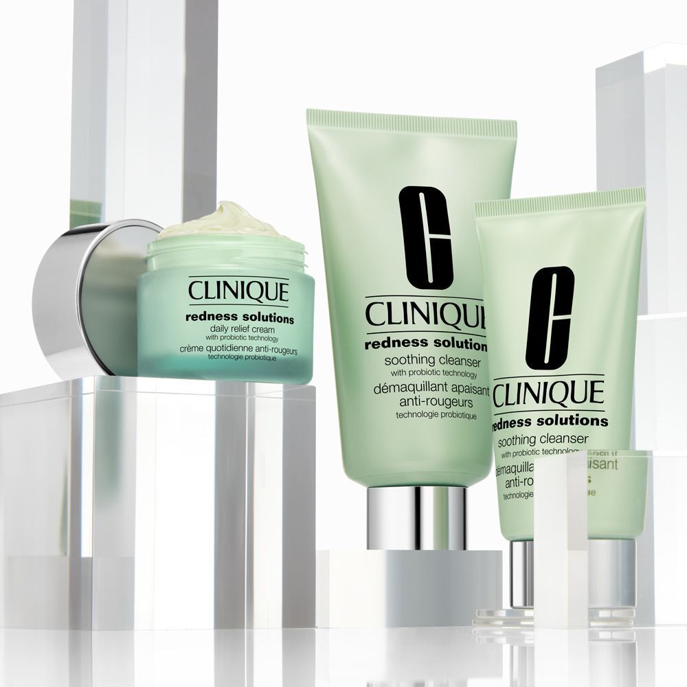 Produkt-Set: Tiegel, Tube und Flasche. Aufschrift: Clinique, Redness Solutions, Daily Relief Cream, Soothing Cleanser.