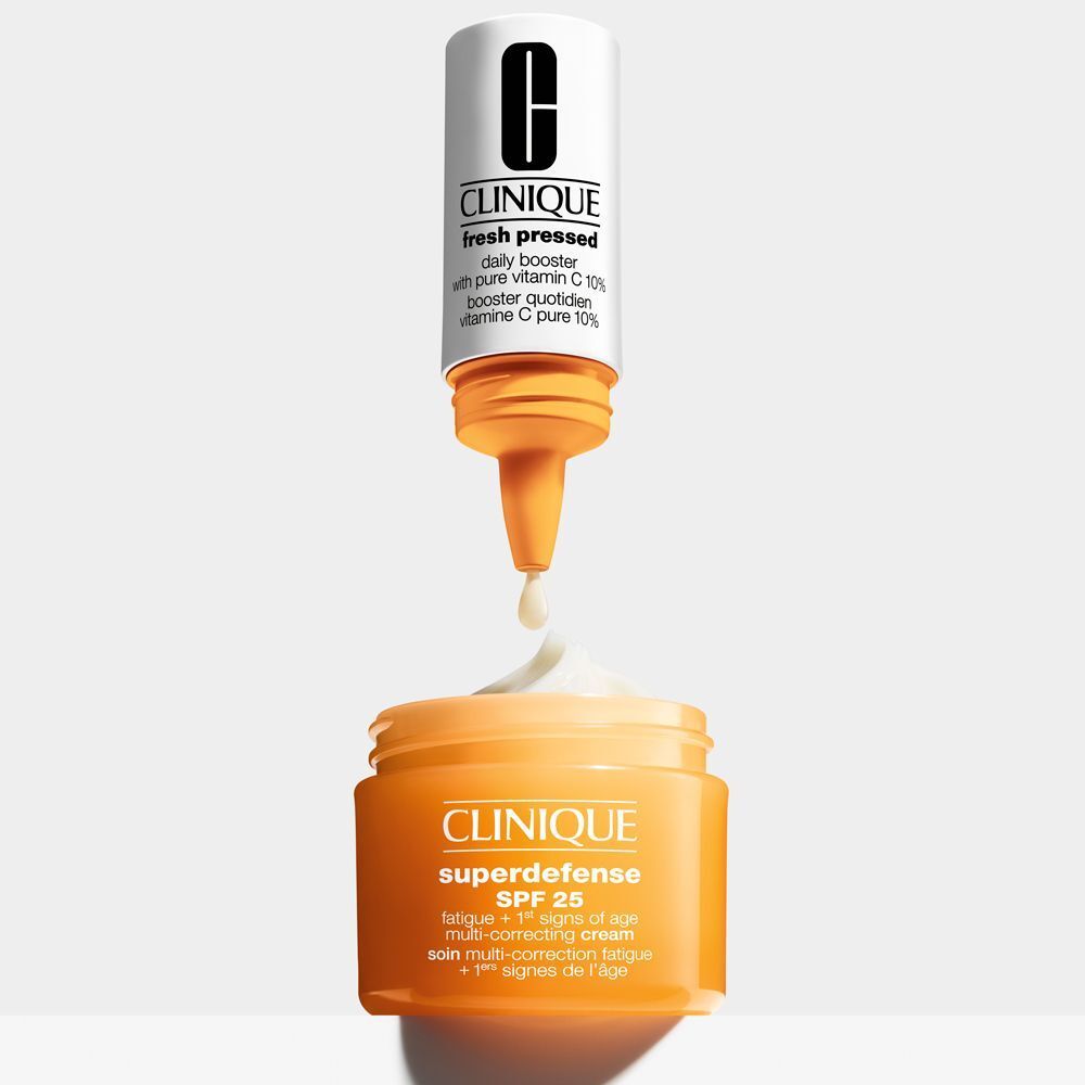 Clinique Fresh Pressed Booster und Superdefense Creme. Booster tropft in Creme.
