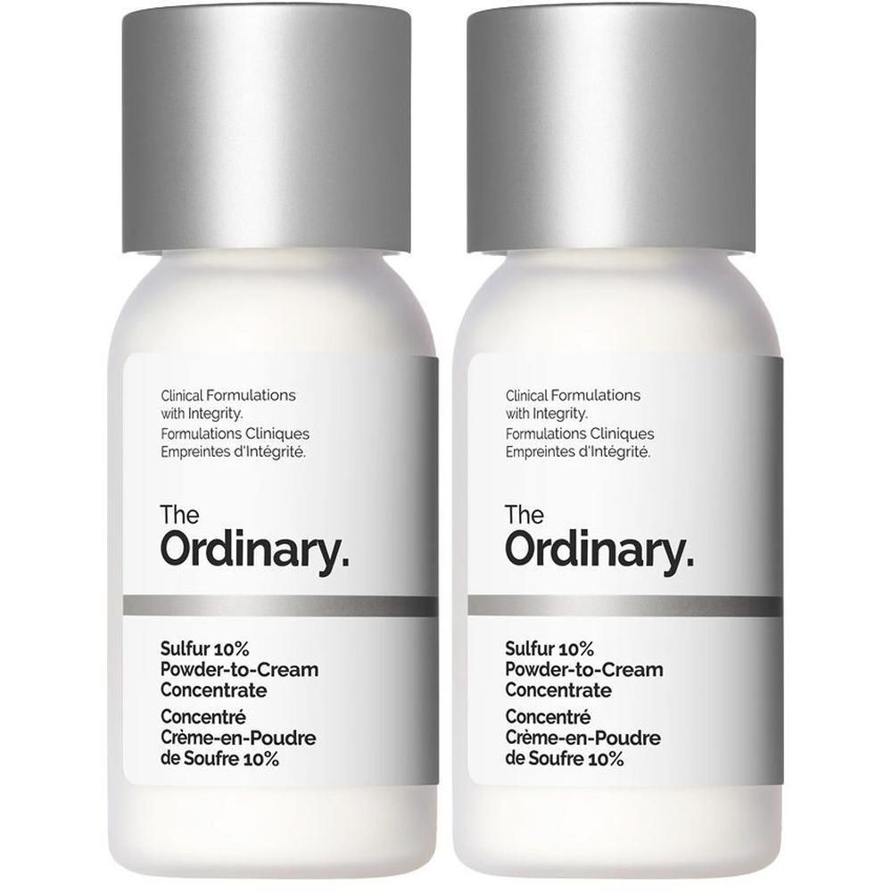 Zwei Flaschen mit silbernen Deckeln. Aufschrift: The Ordinary. Produktname und Inhaltsstoffe.