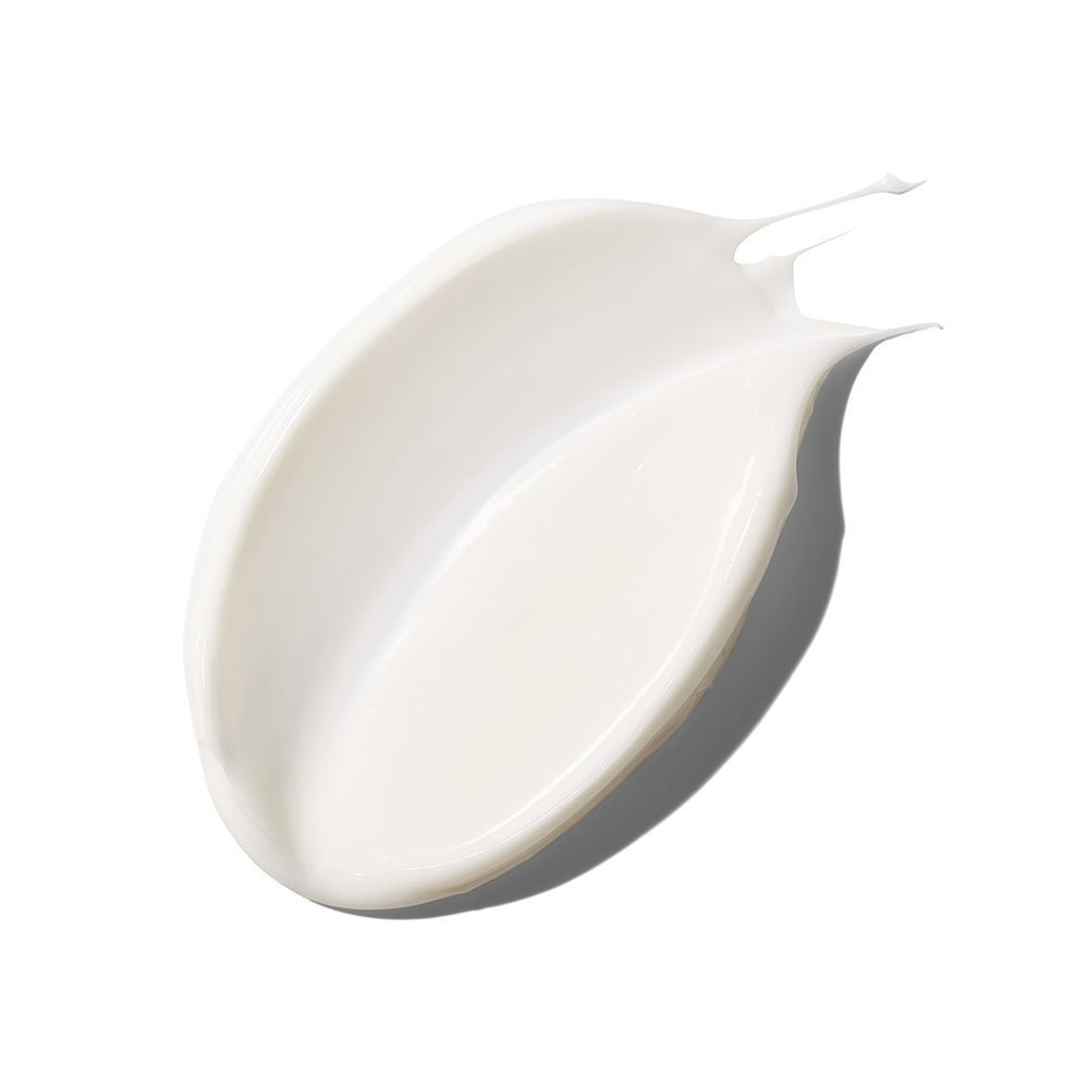 Ein Klecks Creme auf weißem Hintergrund. Die Creme ist weiß und hat eine glatte Textur.