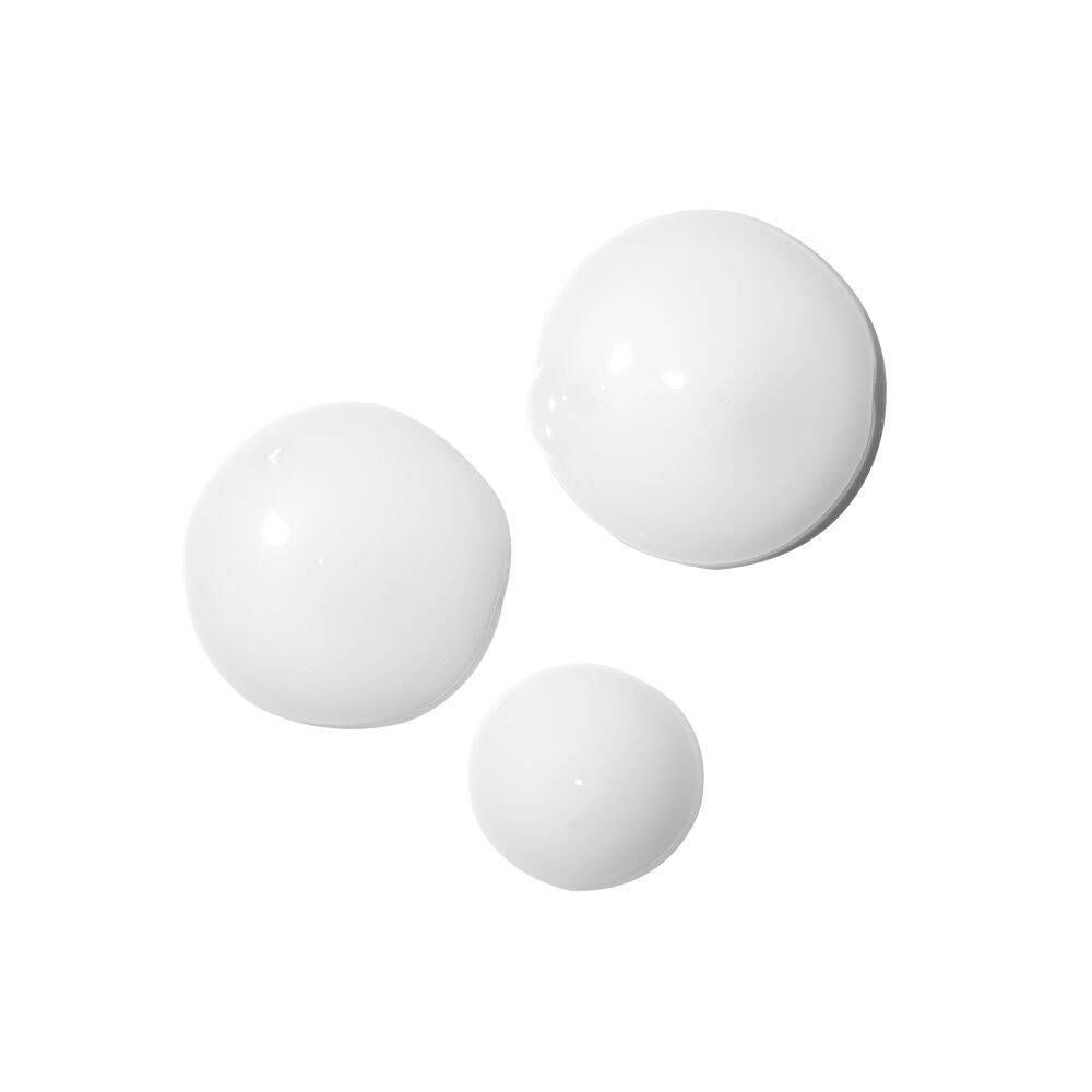 Drei weiße, runde Tropfen. Die Tropfen sind unterschiedlich groß und liegen auf weißem Hintergrund.