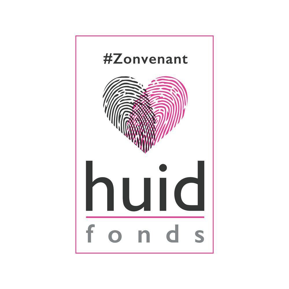 Vrouw met zonnecrème op het gezicht. Tekst: Ademde & VERNIEUWDE FORMULE. 3 gele vinkjes.