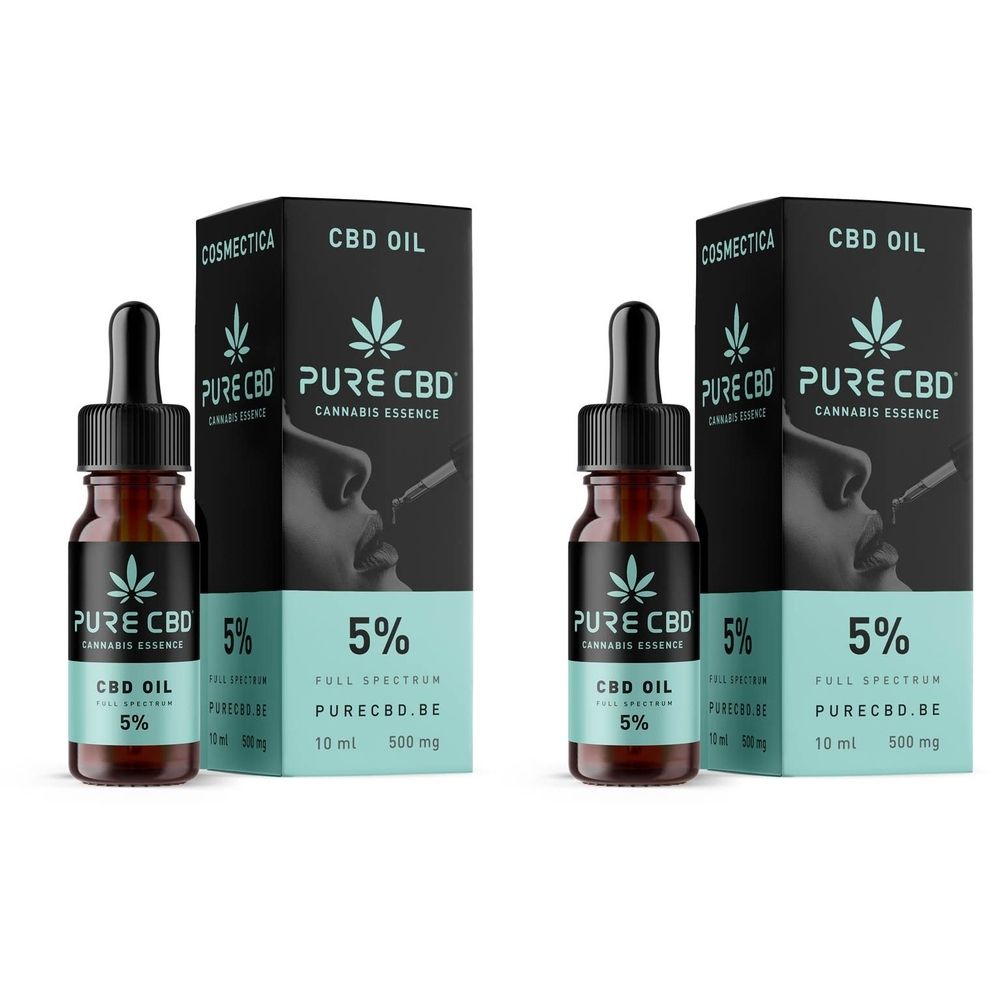 Twee flessen Pure CBD olie met verpakking. Zwarte doos, bruine fles, turquoise etiket met logo en 5%.