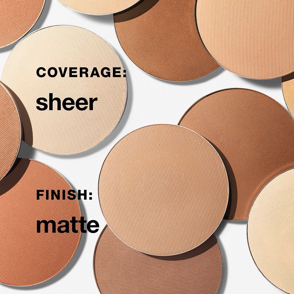 Verschiedene runde Puderfarben. Text: 'COVERAGE: sheer' und 'FINISH: matte'. Auf weißem Hintergrund.