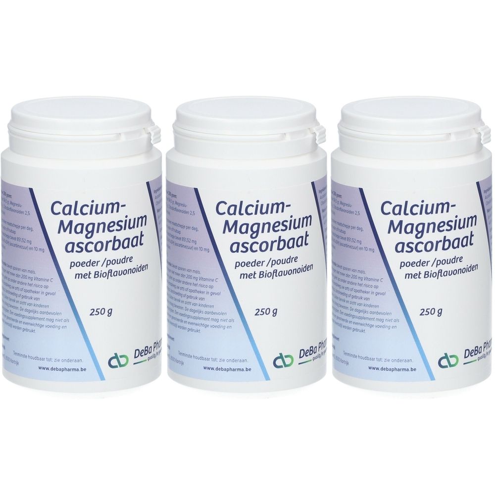 Trois pots blancs avec couvercles. Inscription: Calcium-Magnesium ascorbaat, poeder/poudre met Bioflavonoiden, 250 g. Logo: cb Deba Pharma.