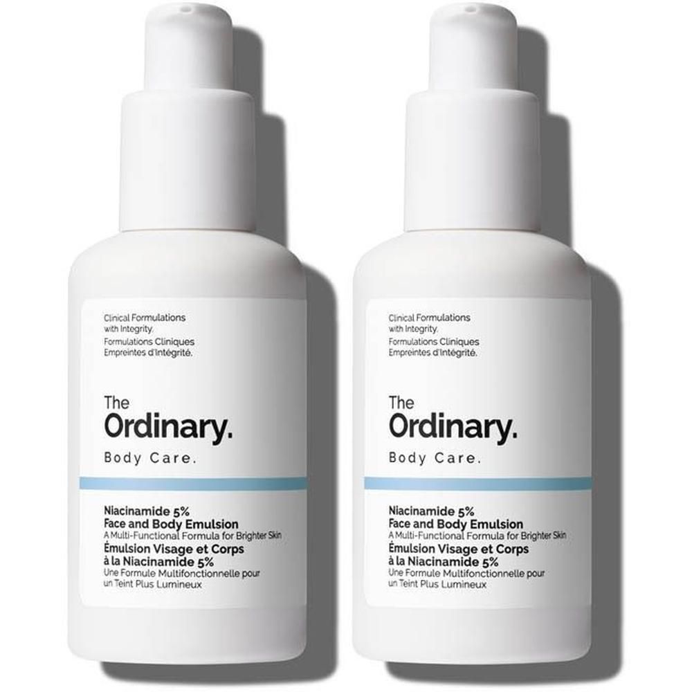 Zwei weiße Flaschen von The Ordinary Body Care. Aufschrift: Niacinamide 5% Face and Body Emulsion.