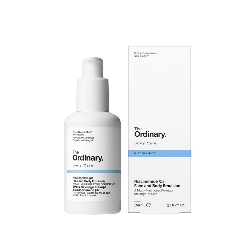 Weiße Flasche und Verpackung von The Ordinary Body Care. Aufschrift: Niacinamide 5% Face and Body Emulsion.