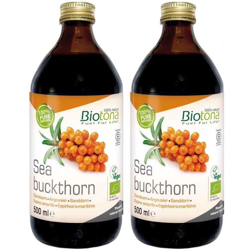 Twee flessen Biotona duindoornsap. Bruine glazen flessen met gouden doppen en etiketten. Opschrift: Sea buckthorn, 500 ml.