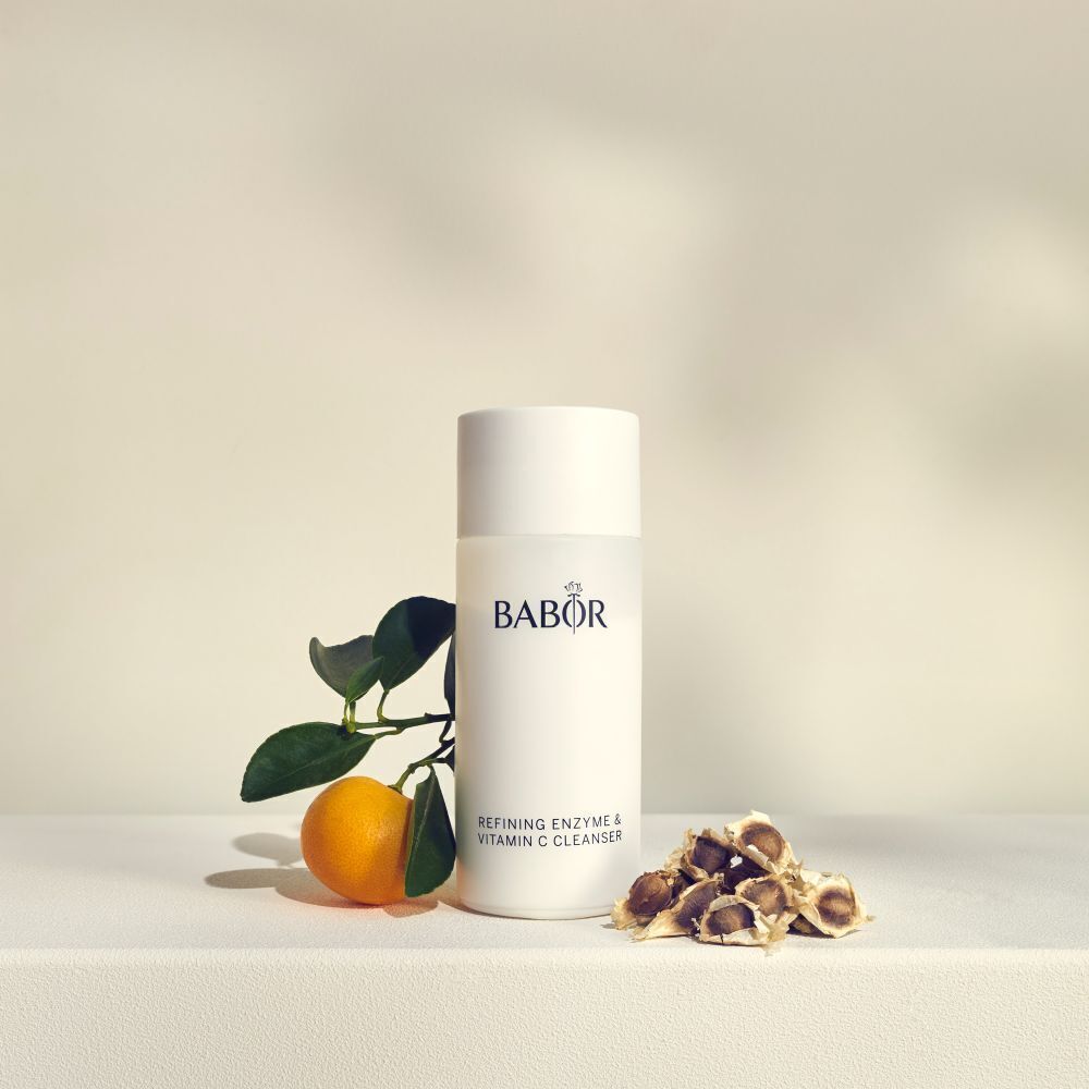 BABOR Refining Enzyme & Vitamin C Cleanser Flasche mit Spiegel und Stein-Dekoration.