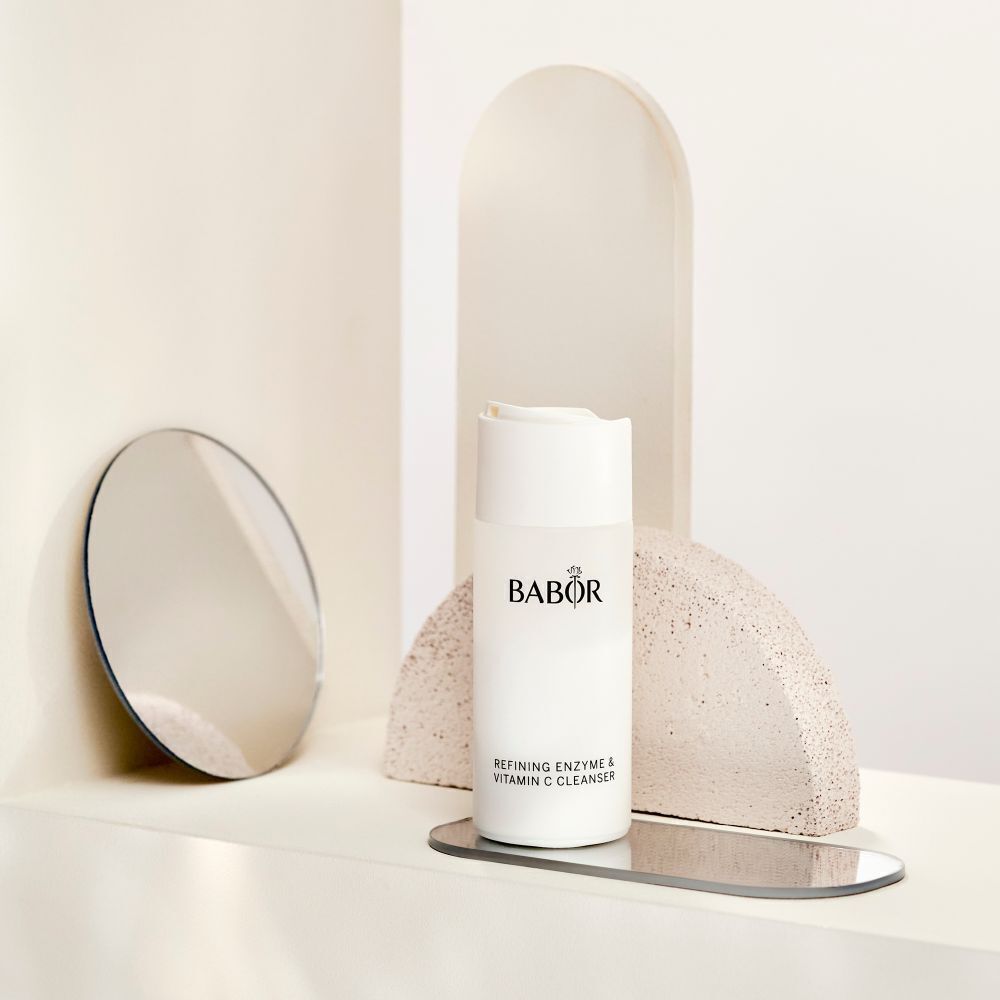 BABOR Refining Enzyme & Vitamin C Cleanser Flasche in einer Hand gehalten.