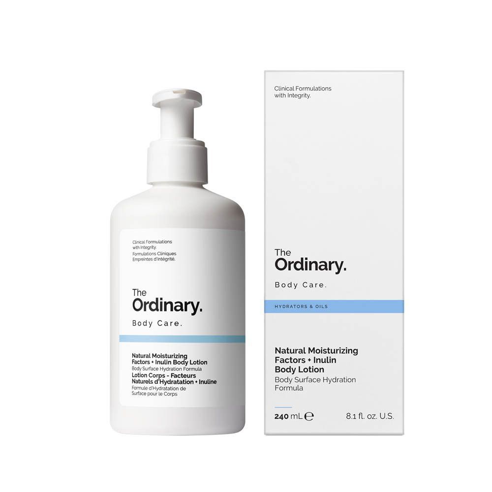 Weiße Flasche und Verpackung. Aufschrift: The Ordinary, Body Care, Natural Moisturizing Factors + Inulin Body Lotion. 240 mL.