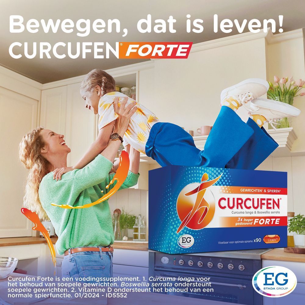 Vrouw tilt kind op. Blauwe doos Curcufen Forte. EG-logo. Keuken op de achtergrond.