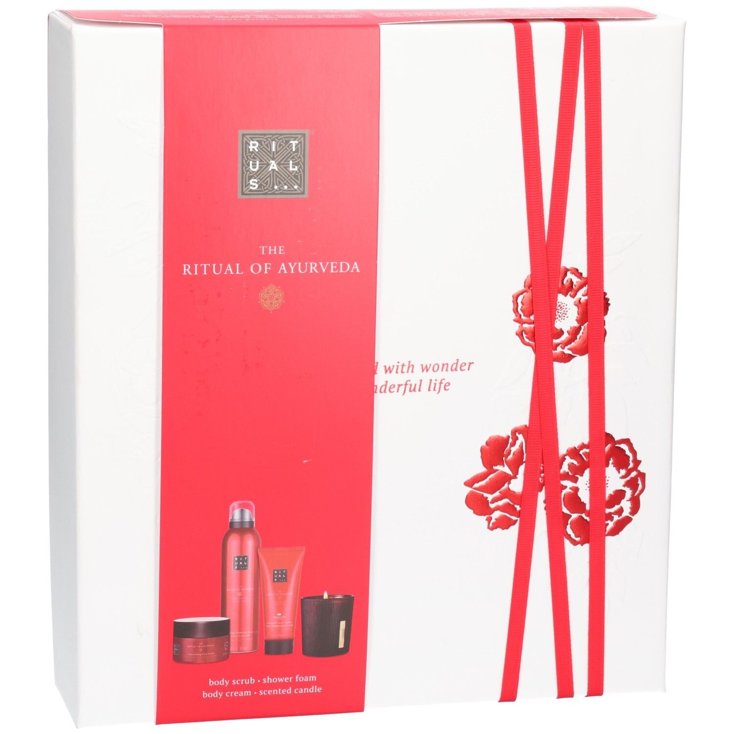 Coffret cadeau RITUALS The Ritual of Ayurveda : face avant de la boîte blanche avec ruban rouge, fleurs et illustrations de produits.