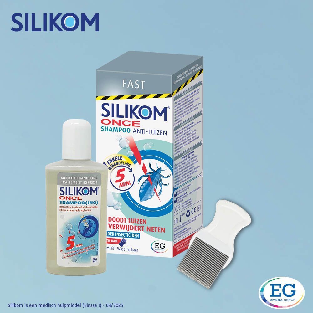 Drie verpakkingen Silikom Once Shampoo tegen hoofdluis, elk met een fles shampoo en een luizenkam.