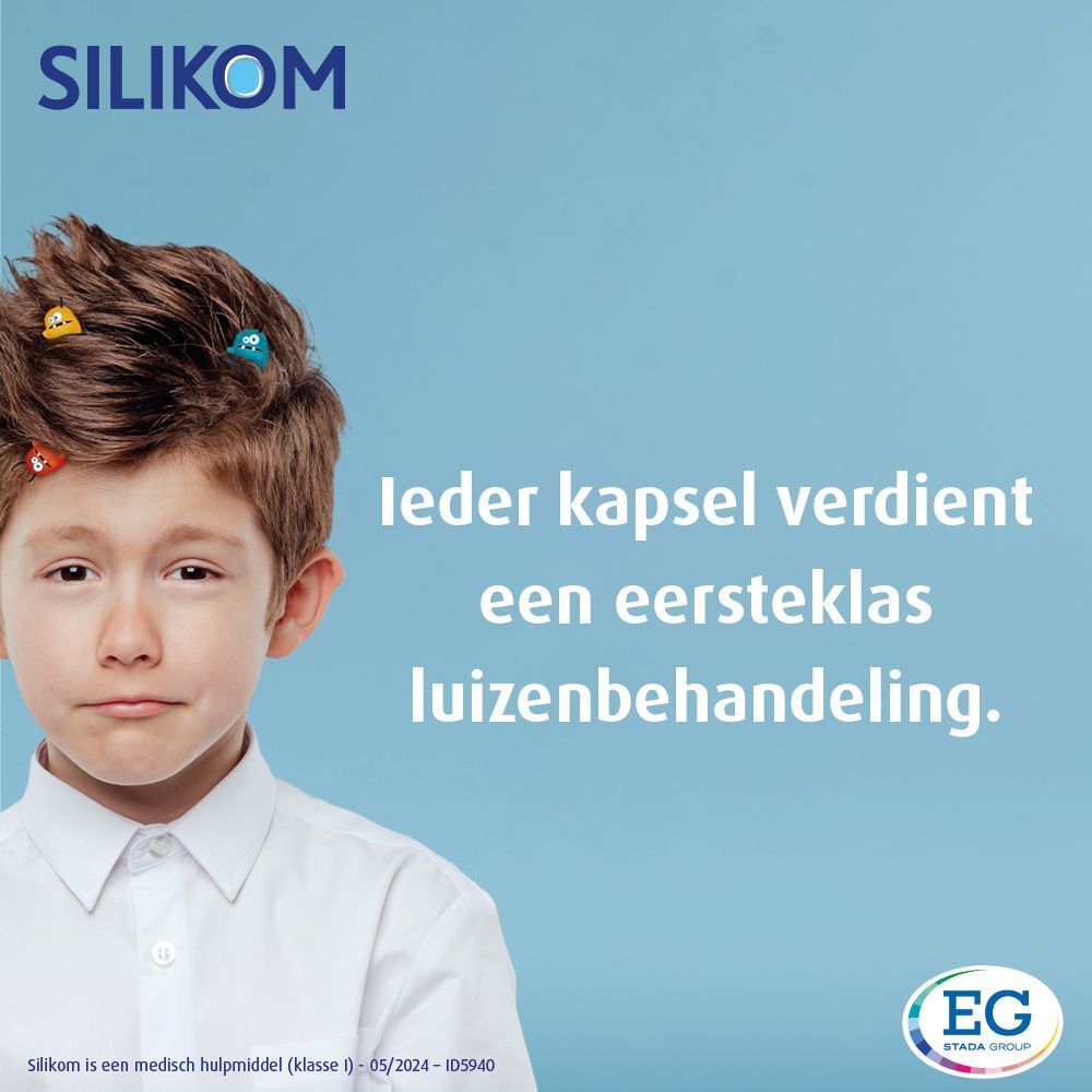 Drie verpakkingen Silikom Once Shampoo tegen hoofdluis, elk met een fles shampoo en een luizenkam.