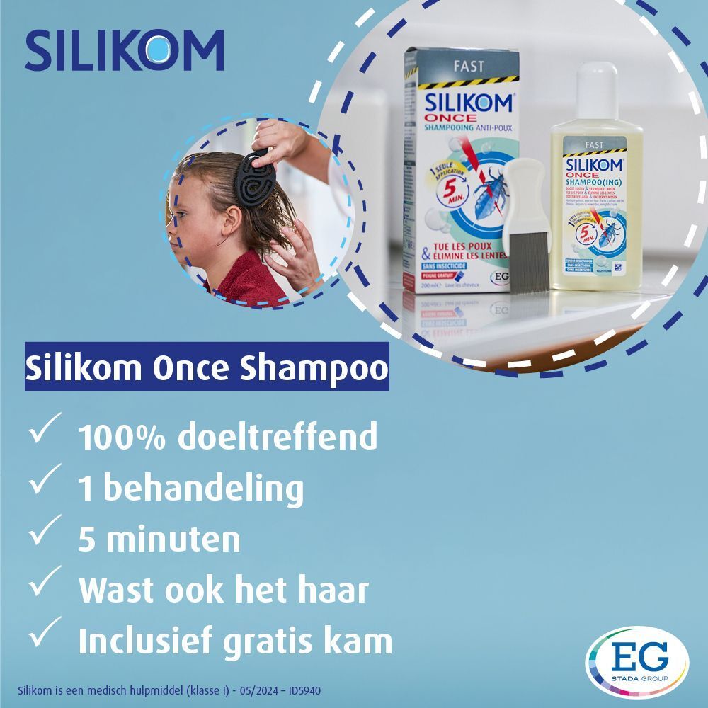 Drie verpakkingen Silikom Once Shampoo tegen hoofdluis, elk met een fles shampoo en een luizenkam.