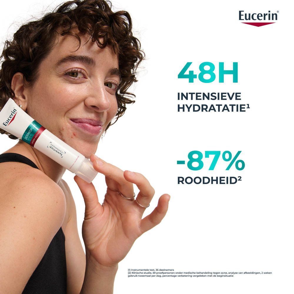 Vrouw met product op de huid. Tekst: Verzachtende crème. Hydrateert & herstelt de huid die is uitgedroogd door anti-acne behandelingen.