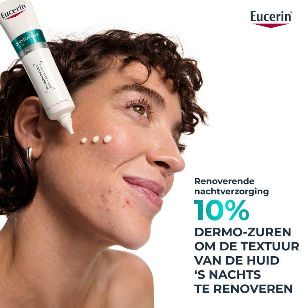 Vrouw met acne. Eucerin Dermopure Clinical Peeling 10 wordt aangebracht. Tekst: 10% dermo-zuren om de huid te vernieuwen.