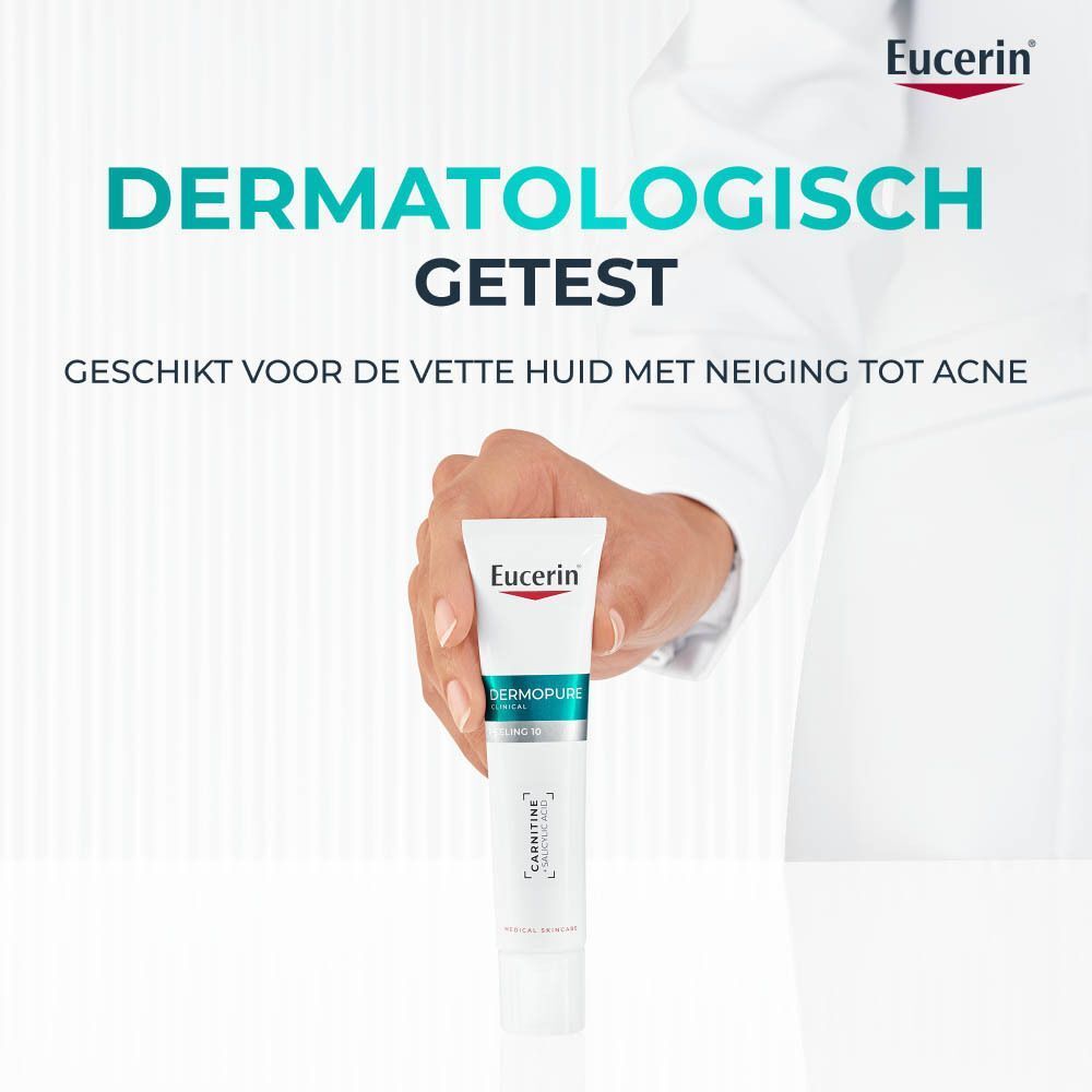 Arts houdt Eucerin Dermopure Clinical Peeling 10 vast. Tekst: Dermatologisch getest voor de vette huid met neiging tot acne.