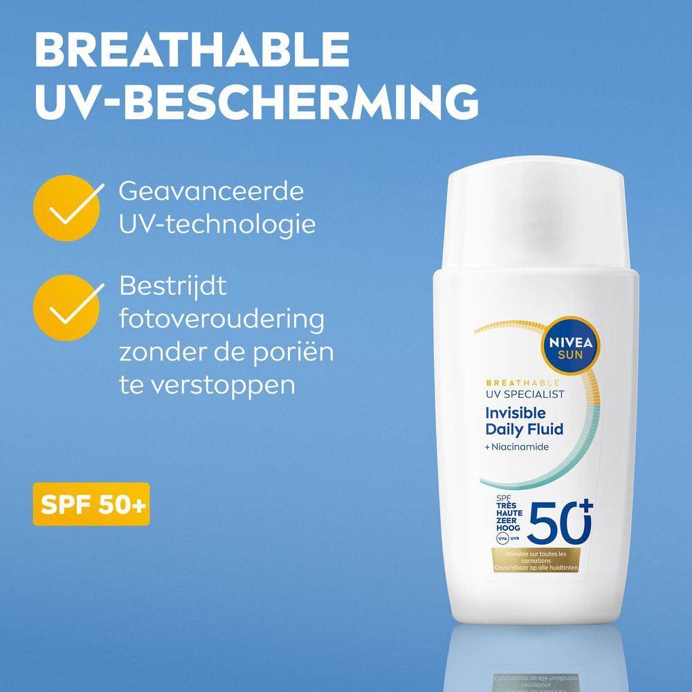 Een hand houdt een flesje Nivea Sun Face Invisible Daily Fluid SPF 50+. Tekst: Ultralichte formule, niet vet, onzichtbare finish.