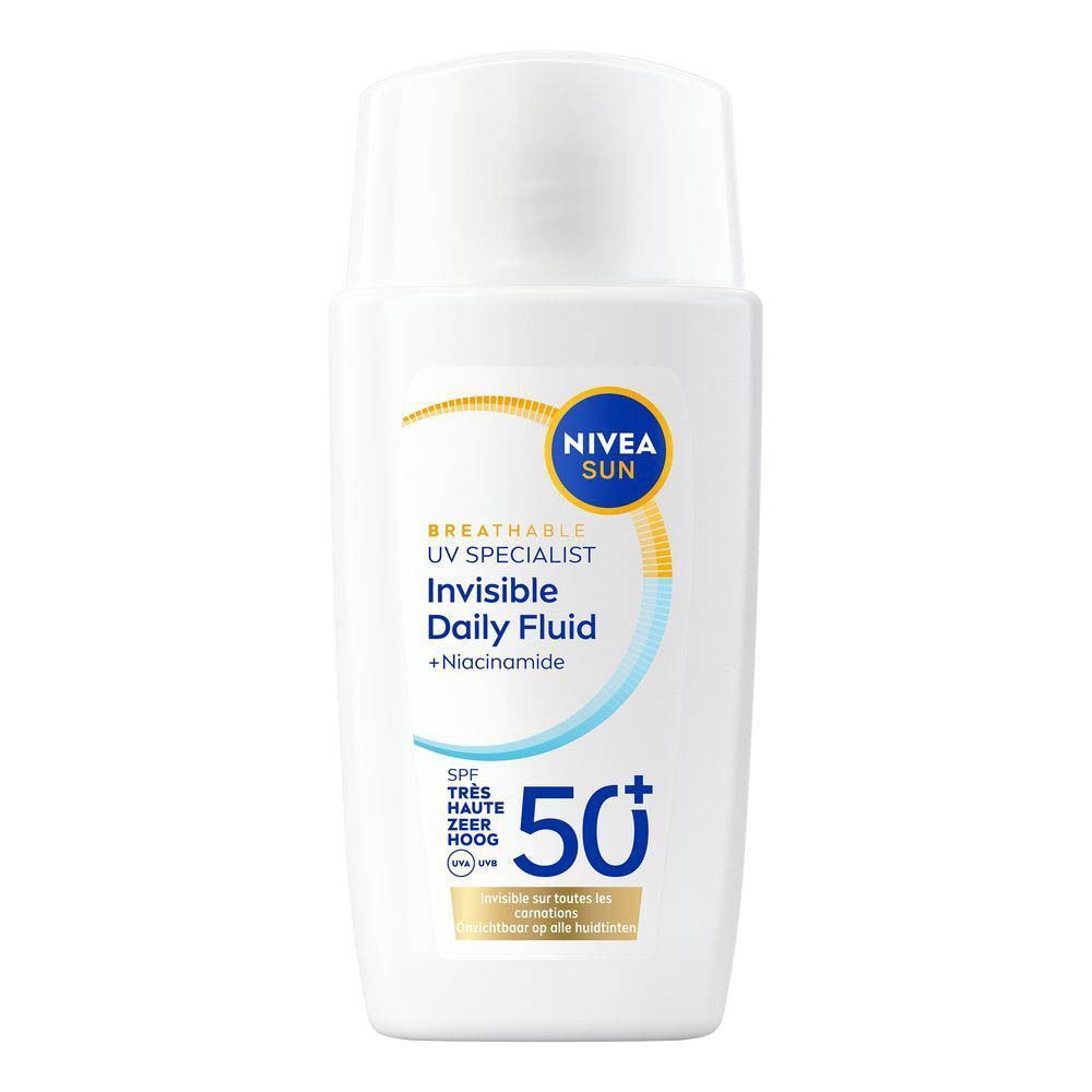 Une main tient un flacon de Nivea Sun Face Invisible Daily Fluid SPF 50+. Le flacon est blanc avec des inscriptions bleues et jaunes.