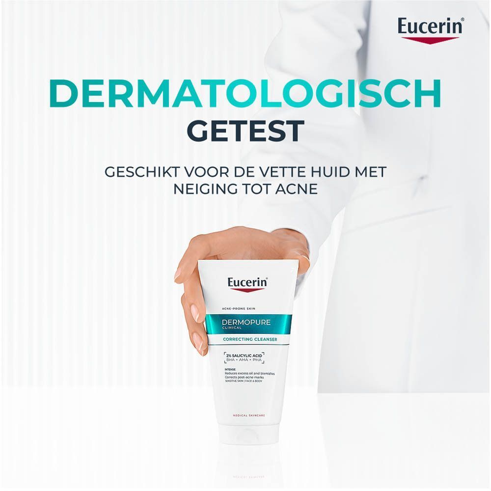 Hand houdt tube vast. Tekst: Dermatologisch getest. Geschikt voor de vette huid met neiging tot acne.