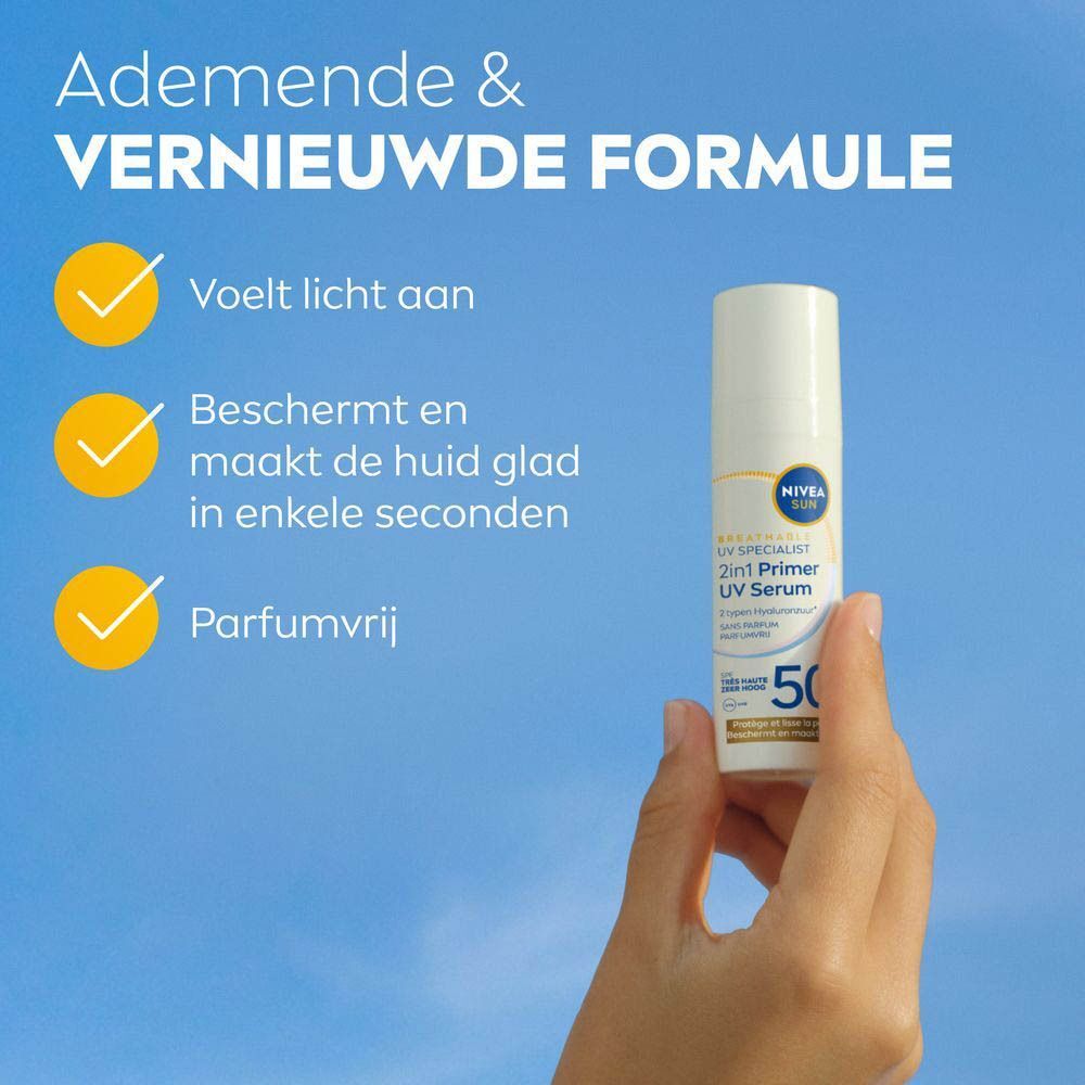 Hand houdt NIVEA Sun 2 in 1 Primer UV Serum SPF50+ fles. Tekst: 'ADEMENDE & VERNIEUWDE FORMULE' en productkenmerken.