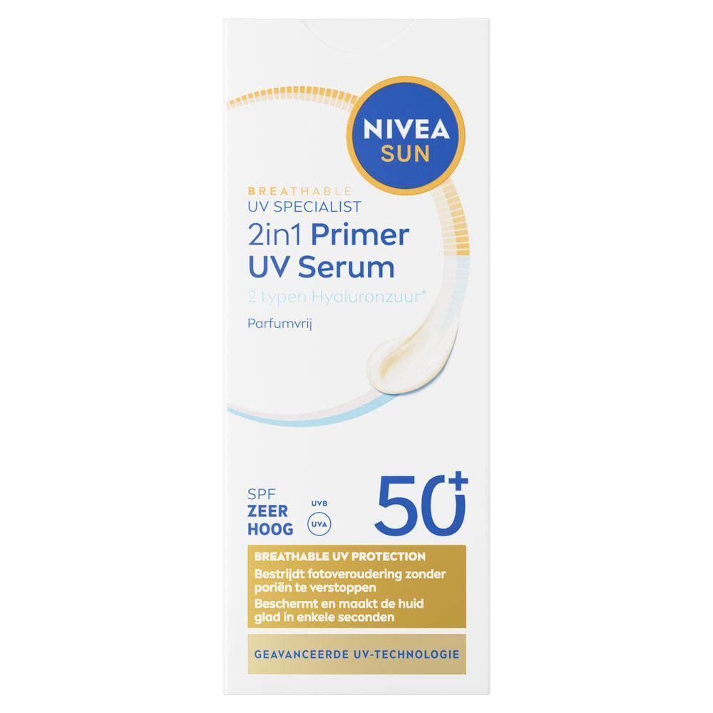 Verpakking van NIVEA Sun 2 in 1 Primer UV Serum SPF50+. Witte doos met blauwe en gele tekst. SPF50+ en productnaam zichtbaar.