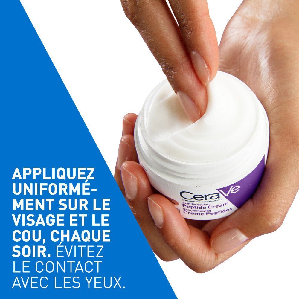 Main touchant la crème d'un pot. CeraVe Skin Renewing Crème Peptides. Texte.