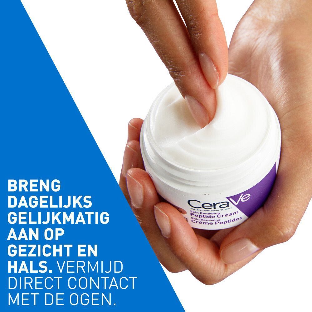 Hand raakt crème uit een pot. CeraVe Skin Renewing Crème Peptides. Tekst.