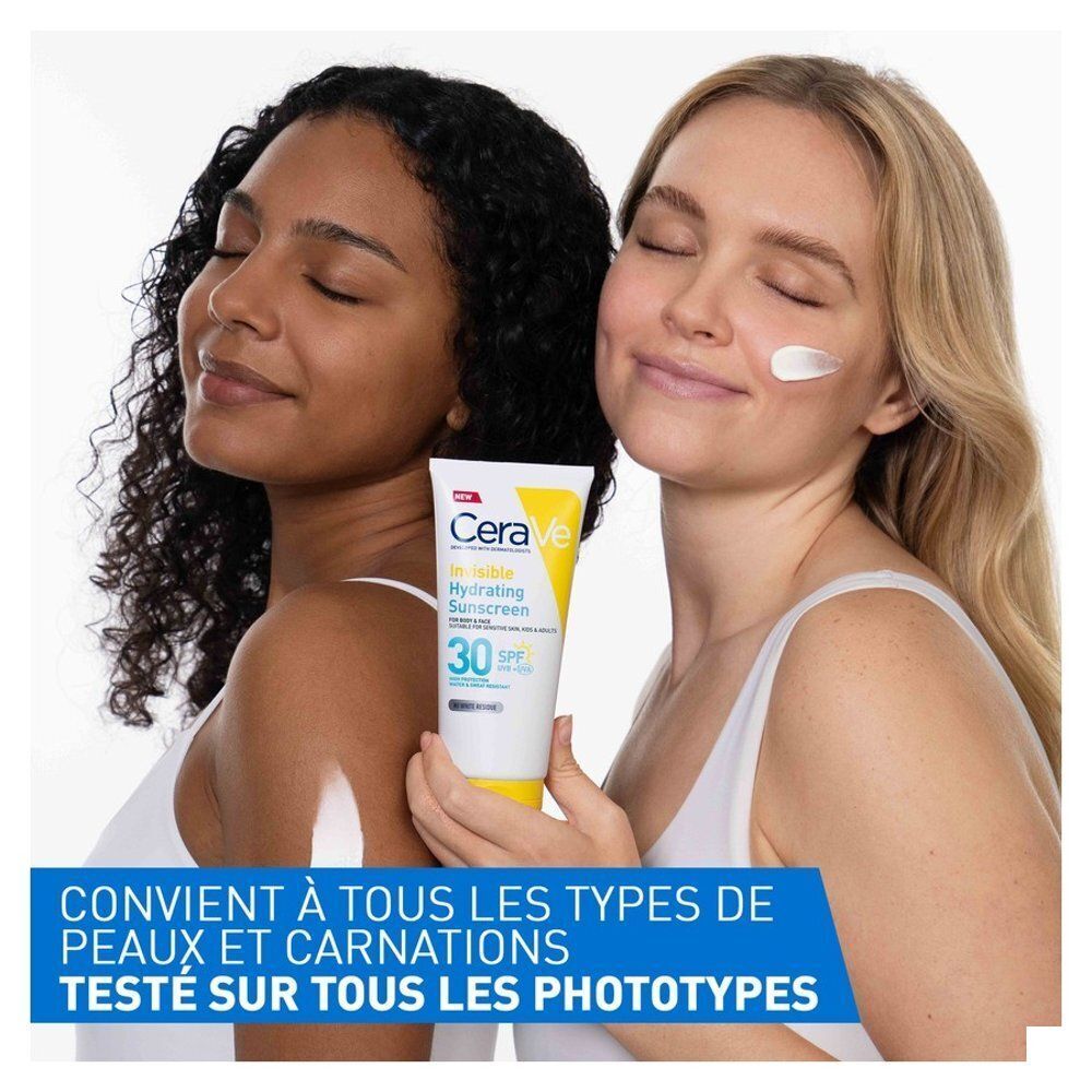 Deux femmes avec CeraVe Invisible Hydrating Sunscreen. Une femme applique de la crème. Texte: Convient à tous les types de peau.