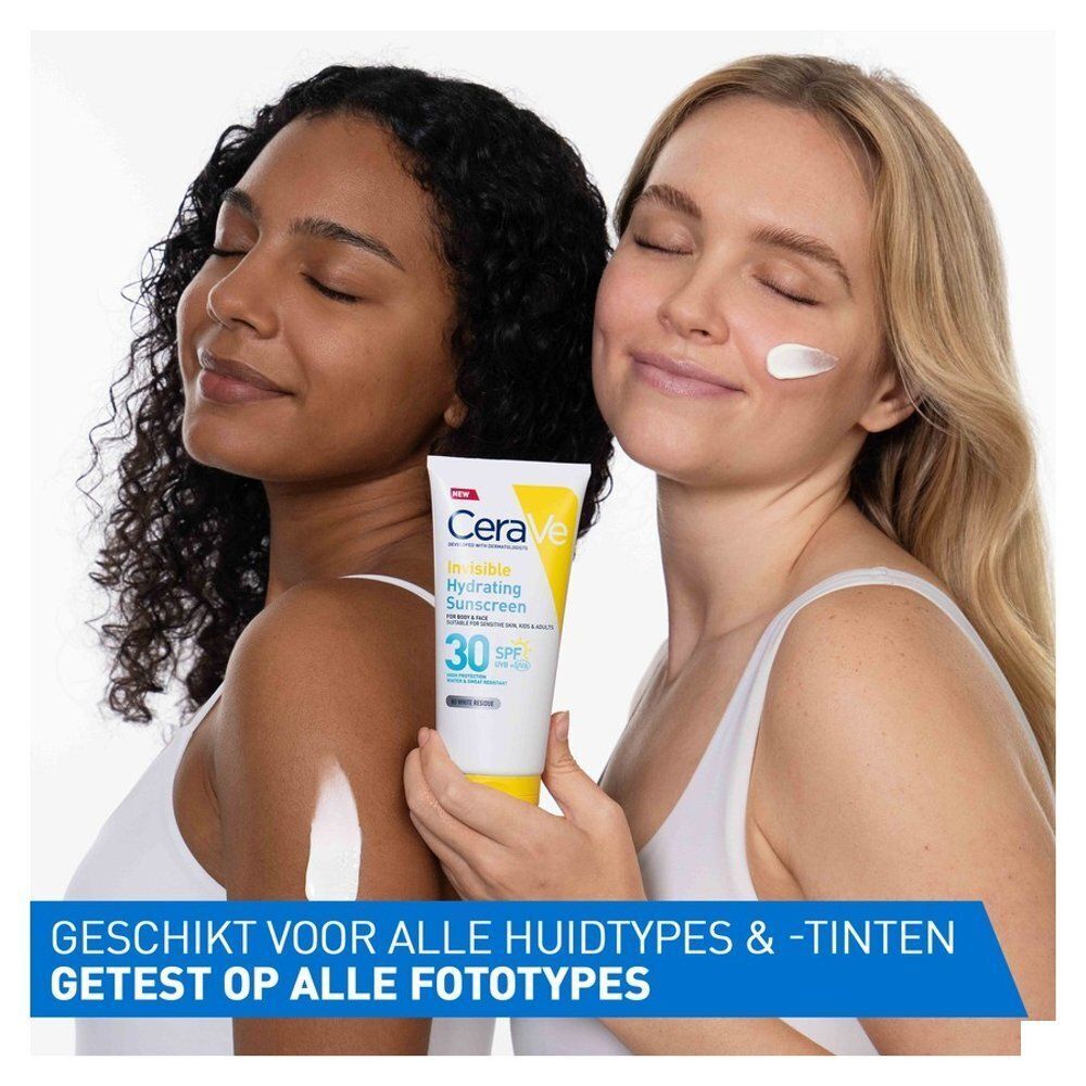 Twee vrouwen met CeraVe Invisible Hydrating Sunscreen. Eén vrouw brengt crème aan. Tekst: Geschikt voor alle huidtypes.